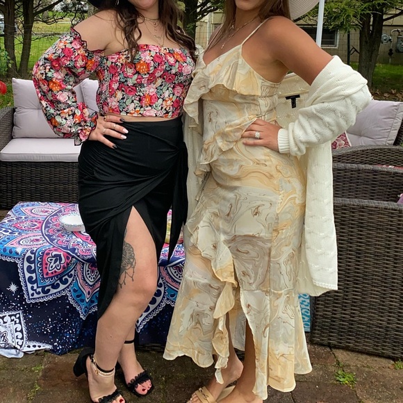 Ruffled maxi dress with slit - Picture 2 of 3